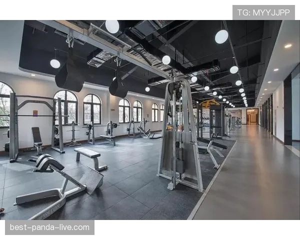 傅海峰竟然爱用的豪宅里藏了个小健身房，这生活差得谁想得到？